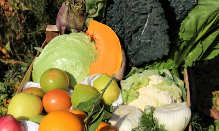 Cassetta autunnale di frutta e verdura